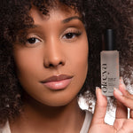 Mannequin tenant le sérum vitamine C Booster Bright Me Olaeya