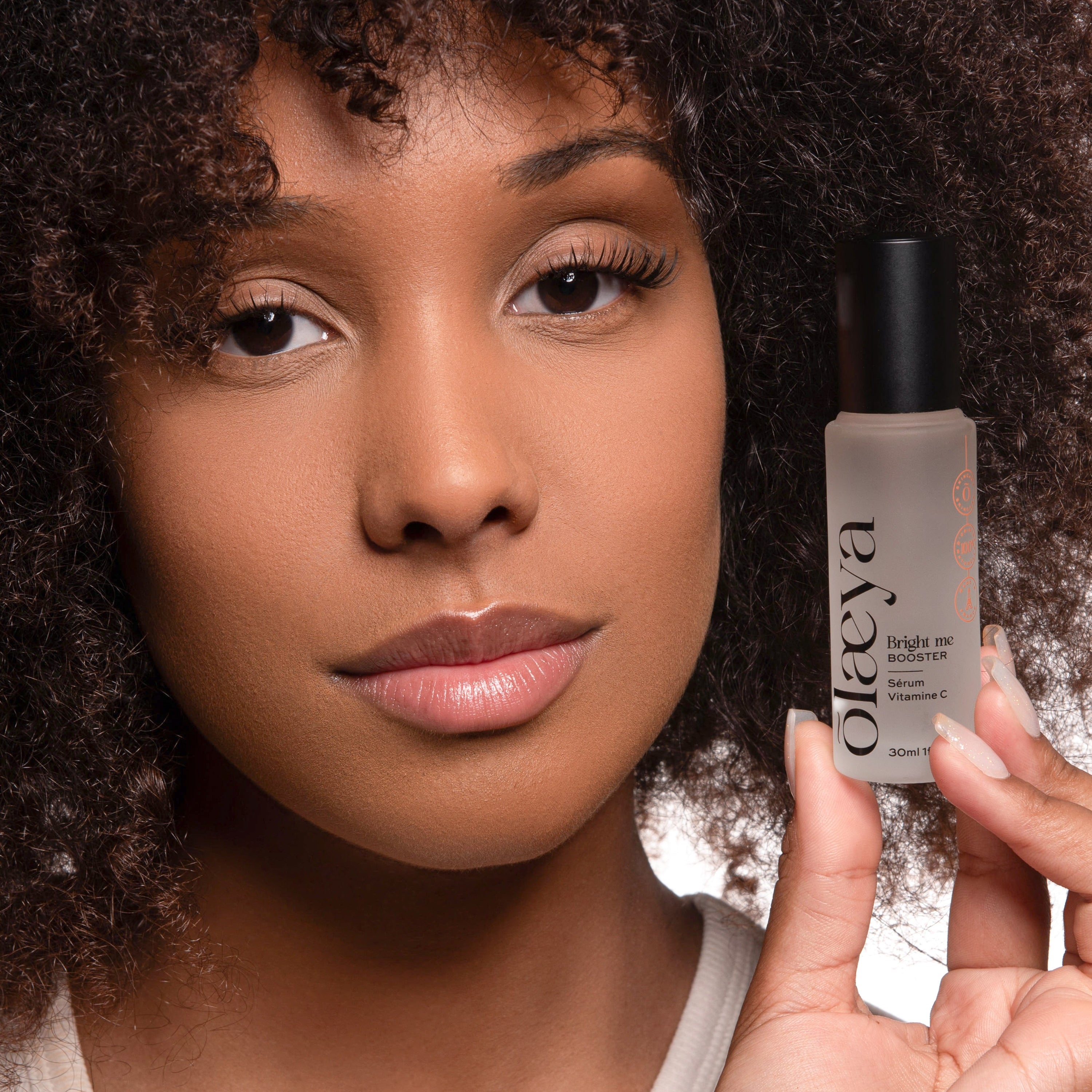 Mannequin tenant le sérum vitamine C Booster Bright Me Õlaeya