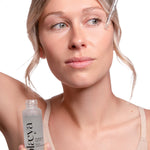 Mannequin tenant le sérum à l'acide hyaluronique Booster Hydrate Me Olaeya 30 ml