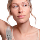 Mannequin tenant le sérum à l'acide hyaluronique Booster Hydrate Me Olaeya 30 ml