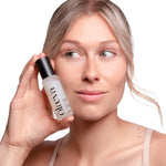 Mannequin tenant le sérum niacinamide et zinc Booster Purify Me Olaeya