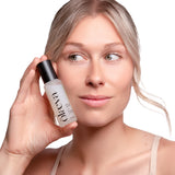 Mannequin tenant le sérum niacinamide et zinc Booster Purify Me Olaeya