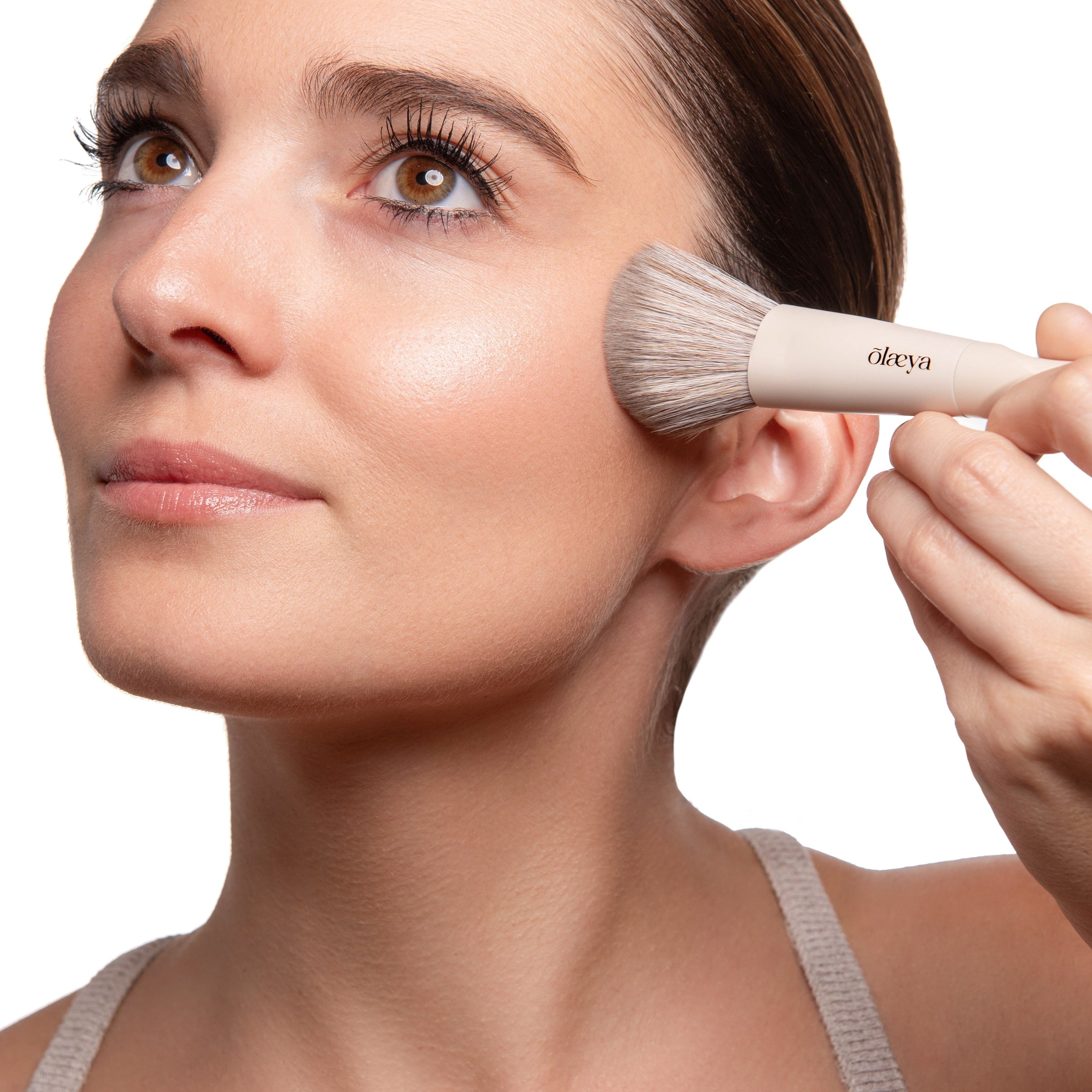 Utilisation du pinceau blush Ergoglam Brush B5-BLUSH beige Olaeya