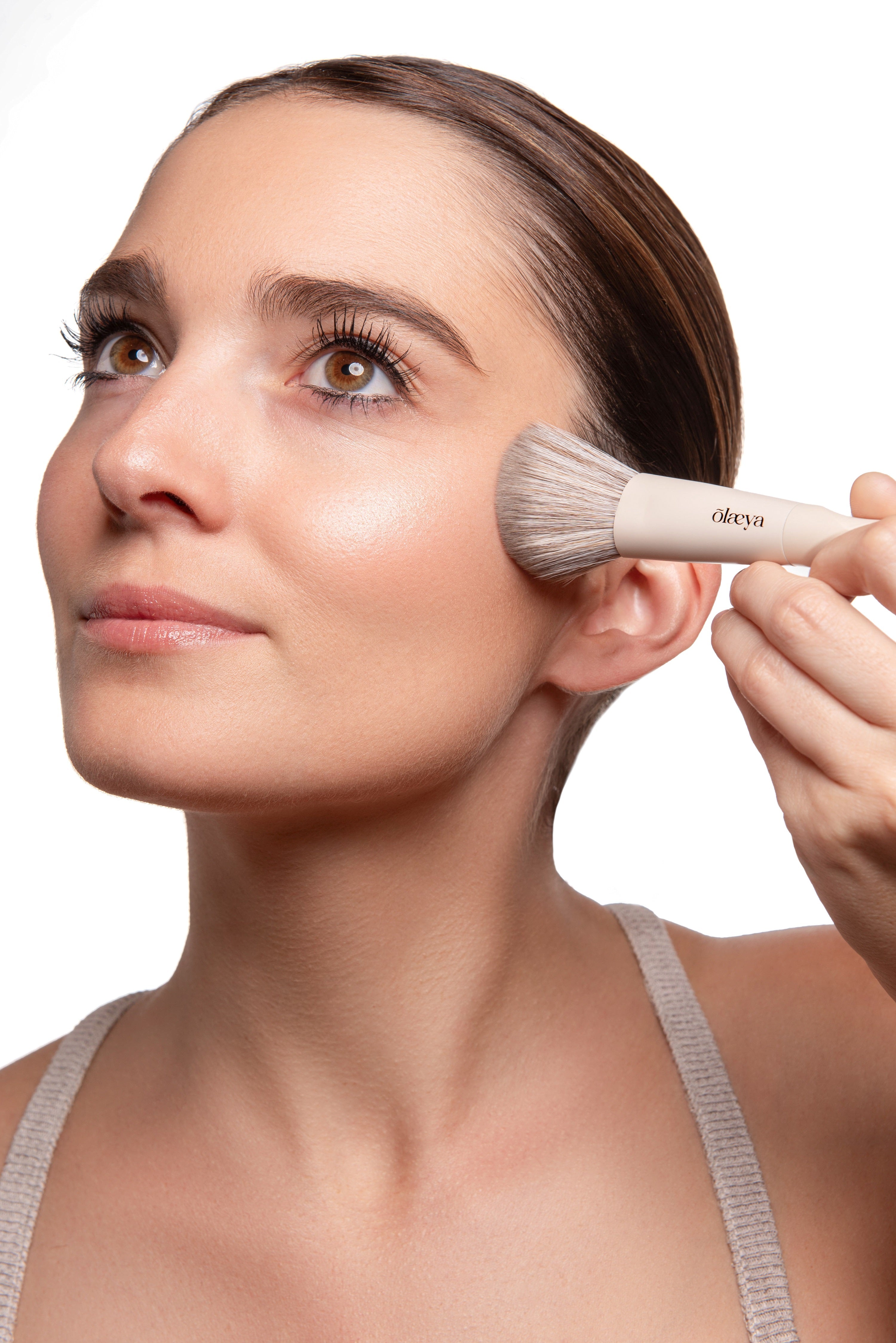 Utilisation du pinceau blush Ergoglam Brush B5-BLUSH beige Olaeya