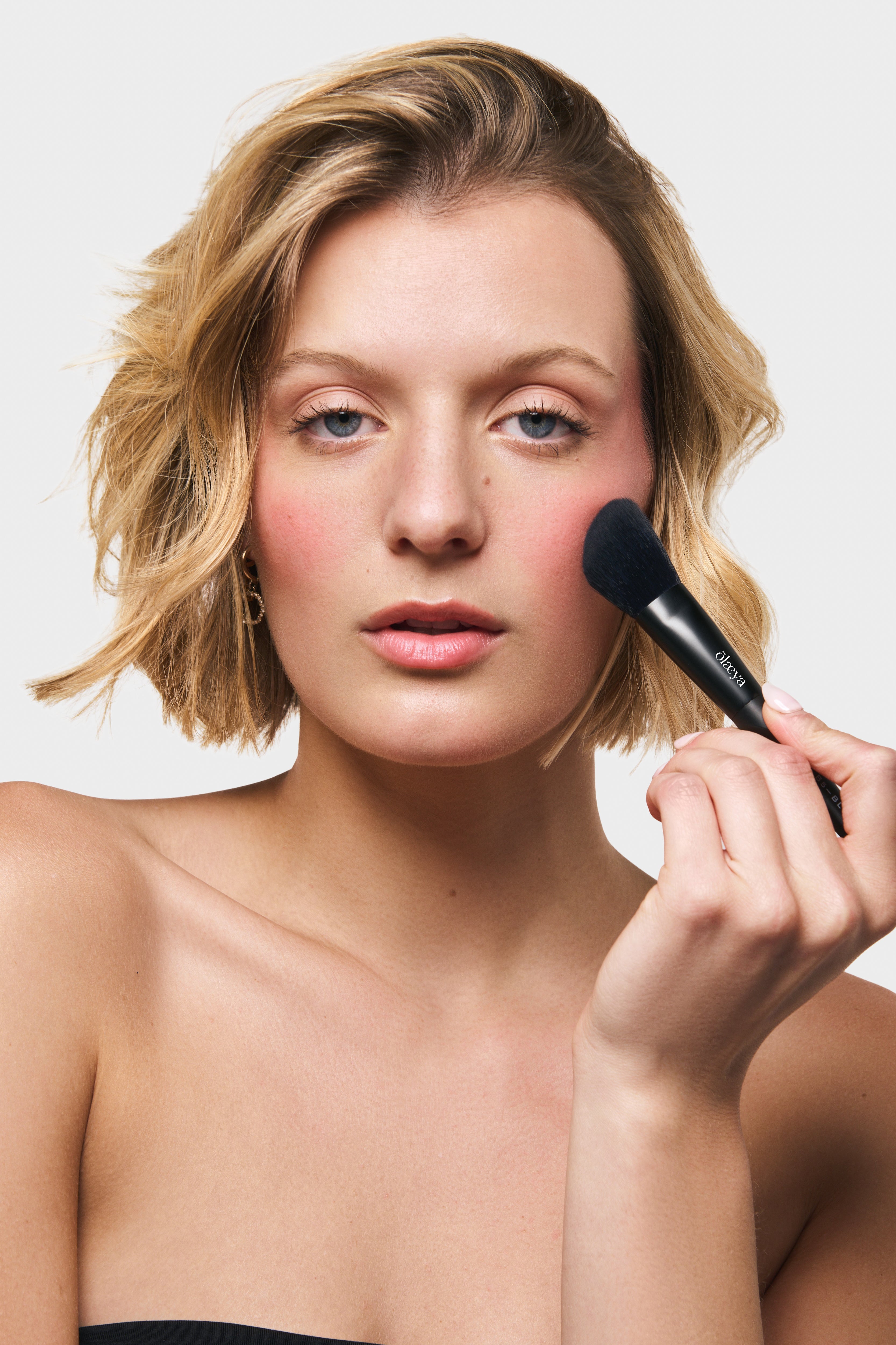 Utilisation du pinceau blush Ergoglam Brush B5-BLUSH Black Edition Olaeya