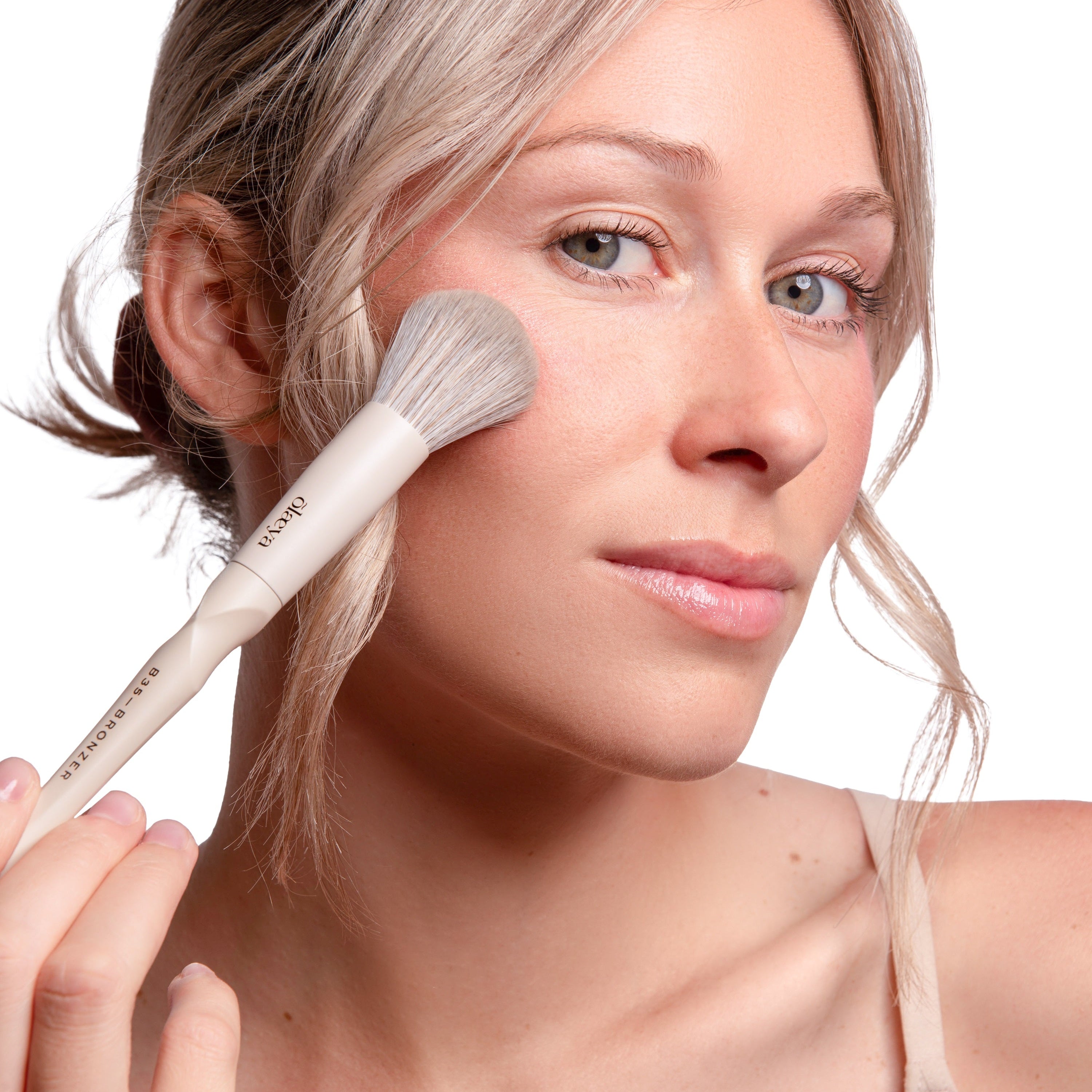 Utilisation du pinceau bronzer Ergoglam Brush B35-BRONZER beige Olaeya