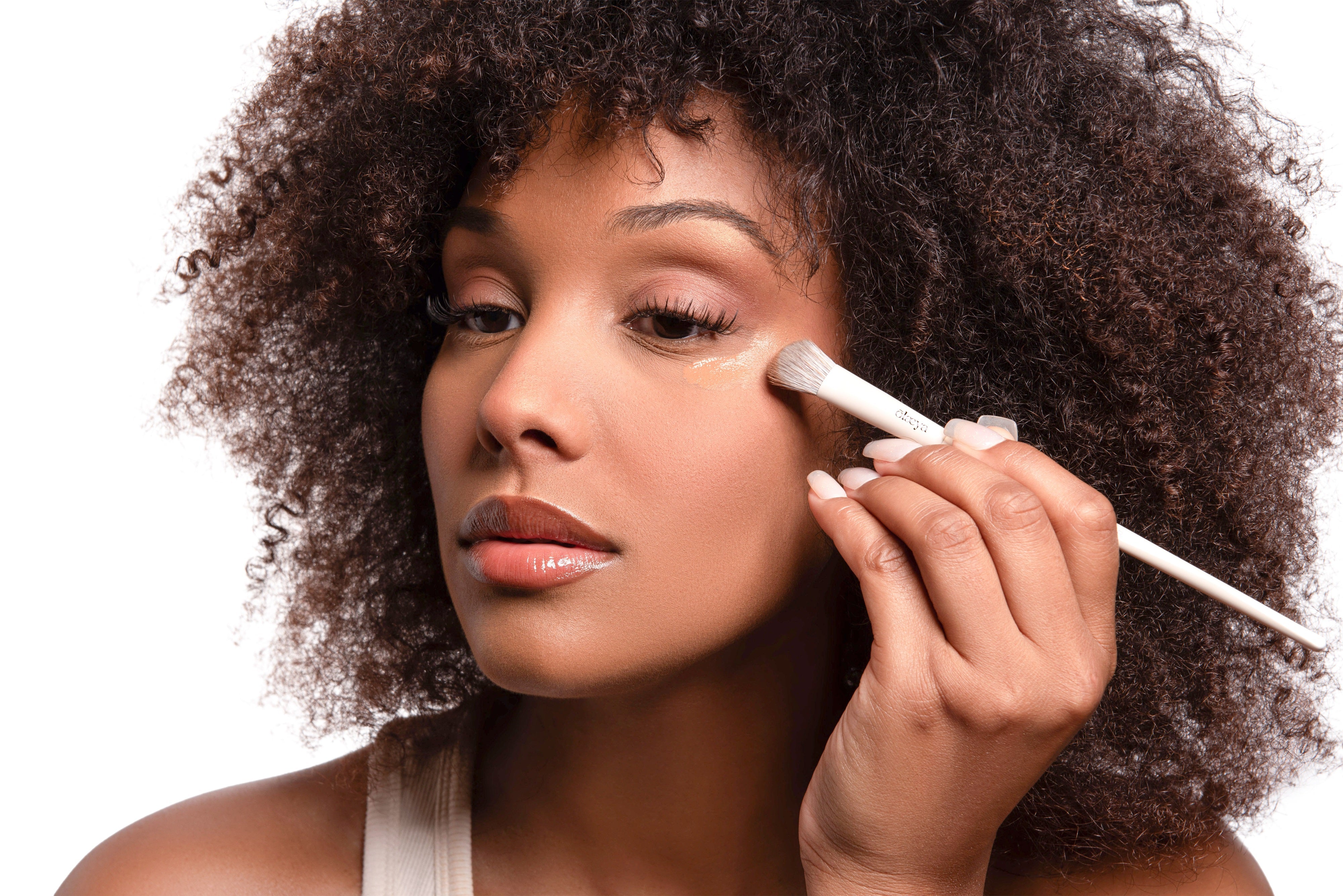 Utilisation du pinceau correcteur Ergoglam Brush C15-CONCEALER beige Olaeya