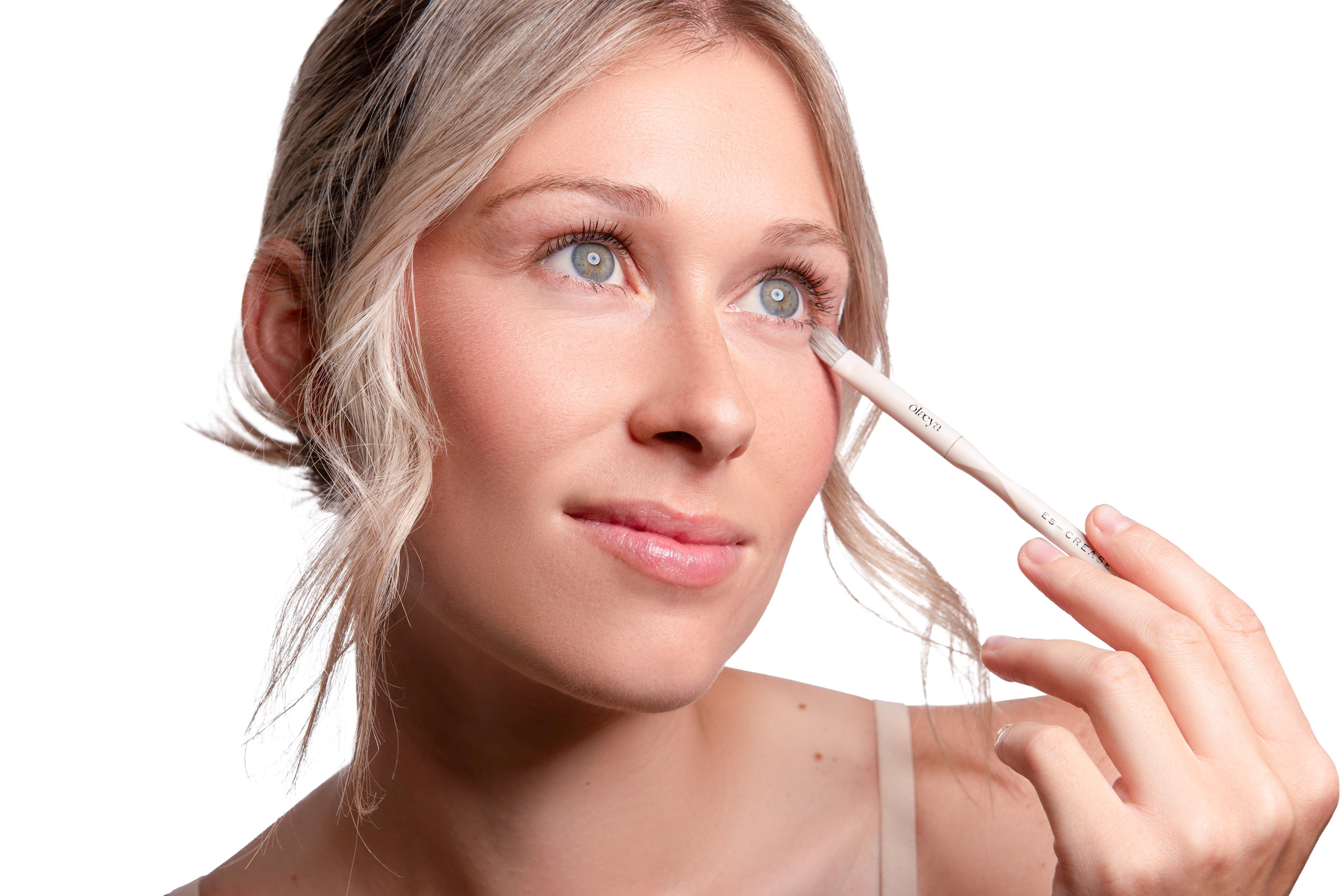 Utilisation du pinceau creux de paupière Ergoglam Brush E5-CREASE beige Olaeya