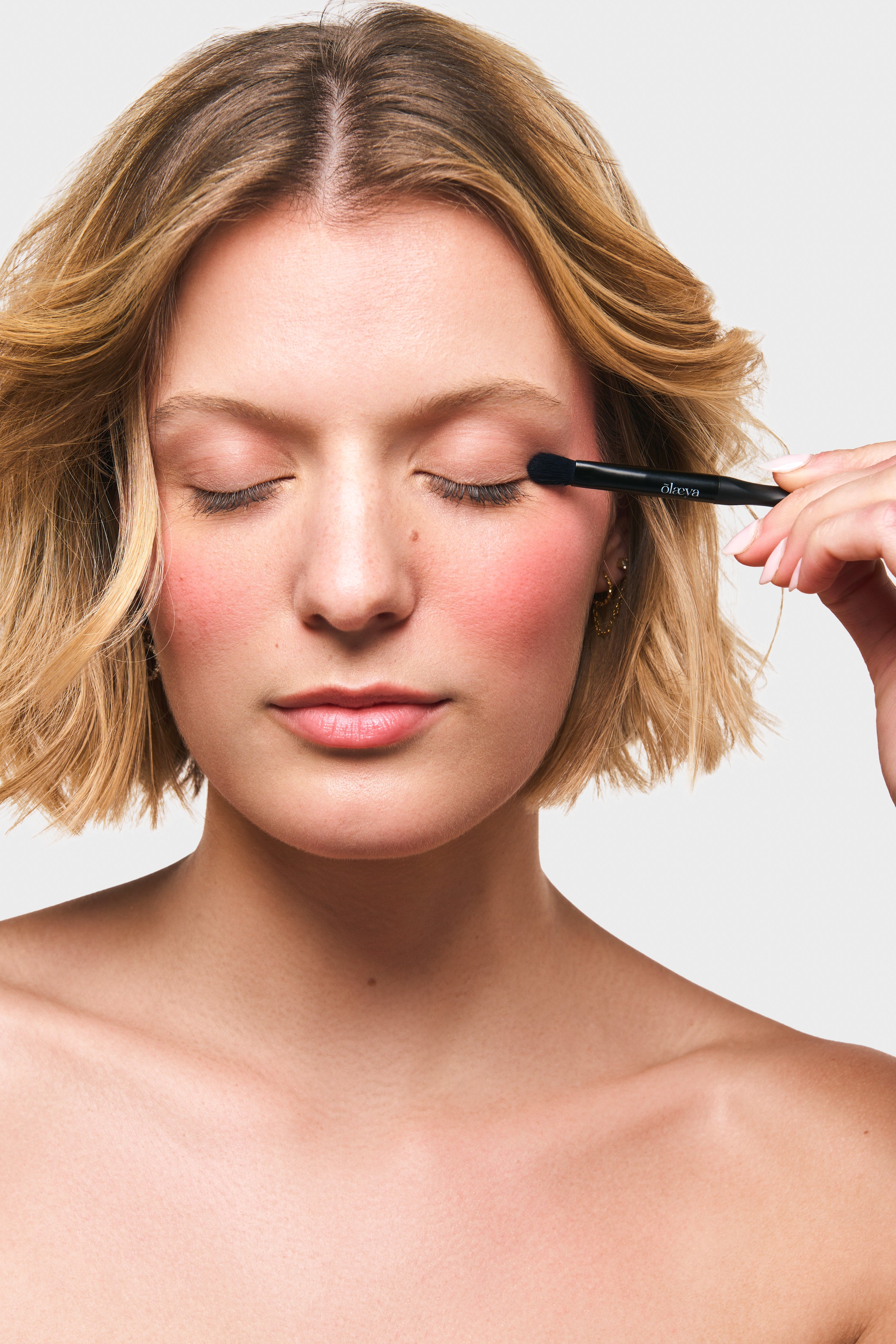 Utilisation du pinceau creux de paupière Ergoglam Brush E5-CREASE Black Edition Olaeya