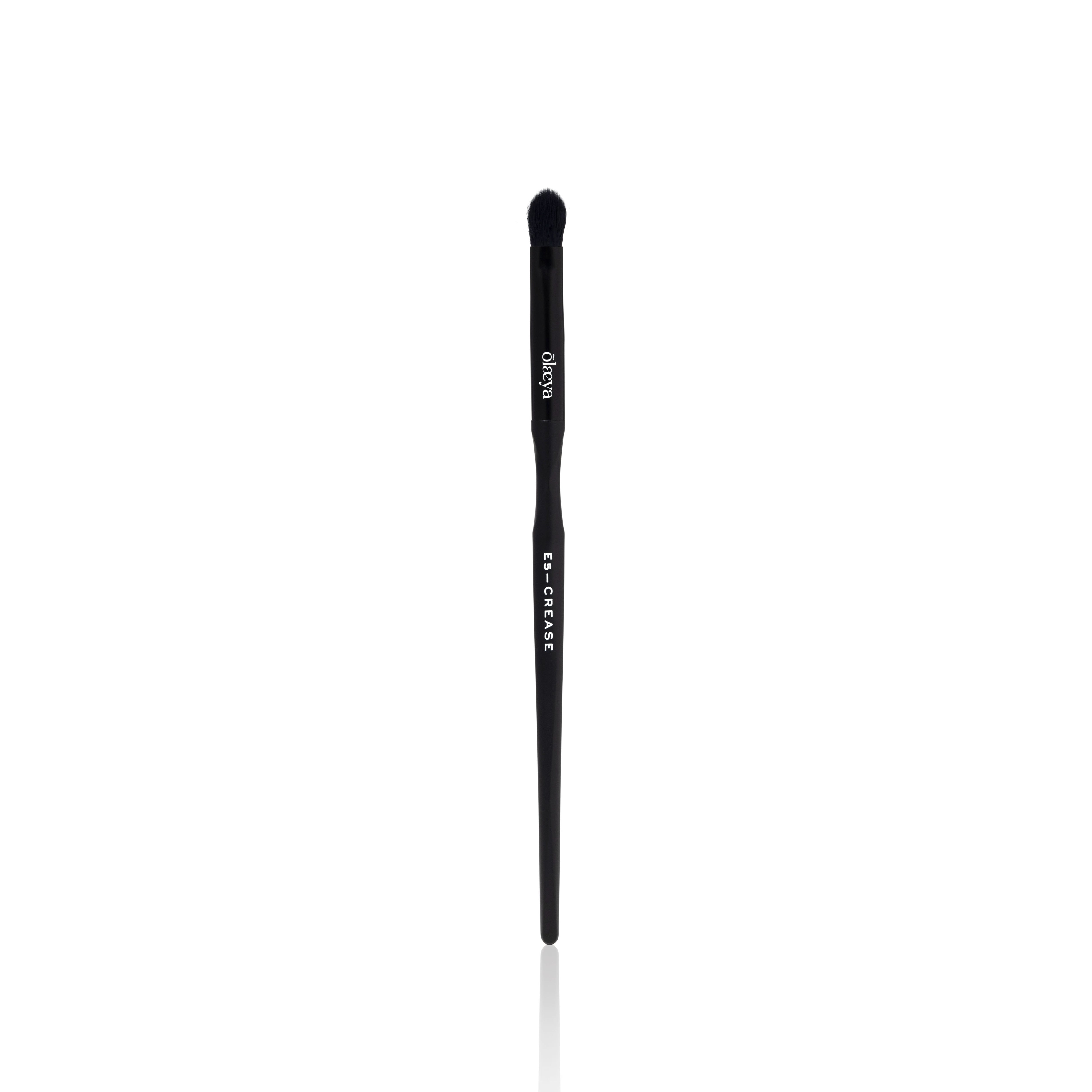 Pinceau creux de paupière Ergoglam Brush E5-CREASE Black Edition Olaeya sur fond blanc