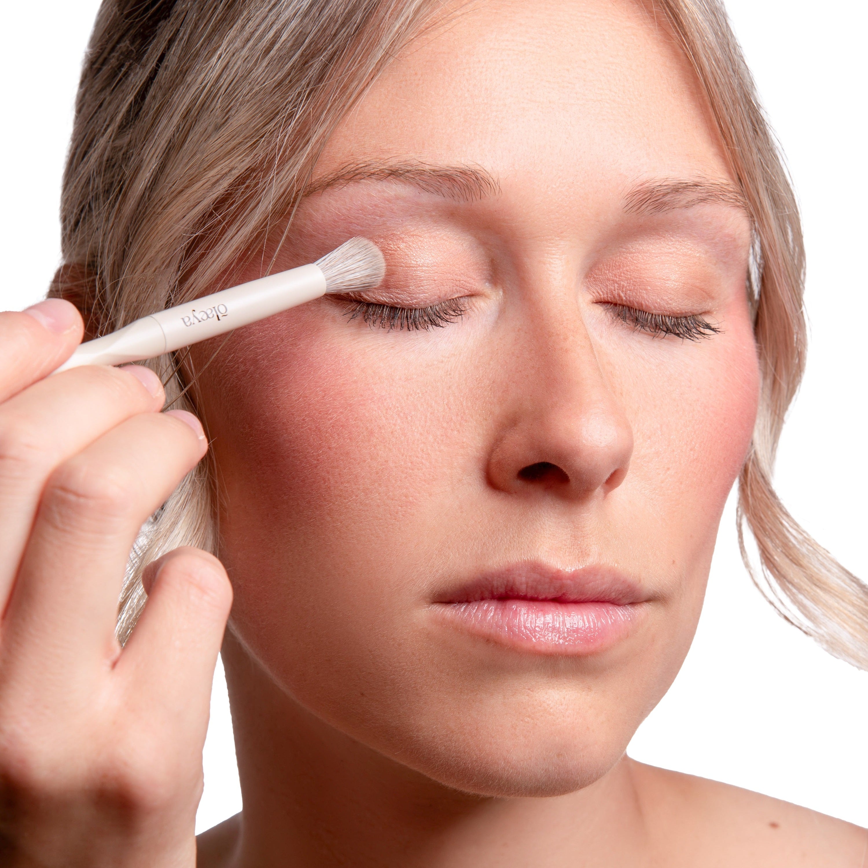 Utilisation du pinceau estompeur Ergoglam Brush E10-BLENDING beige Olaeya