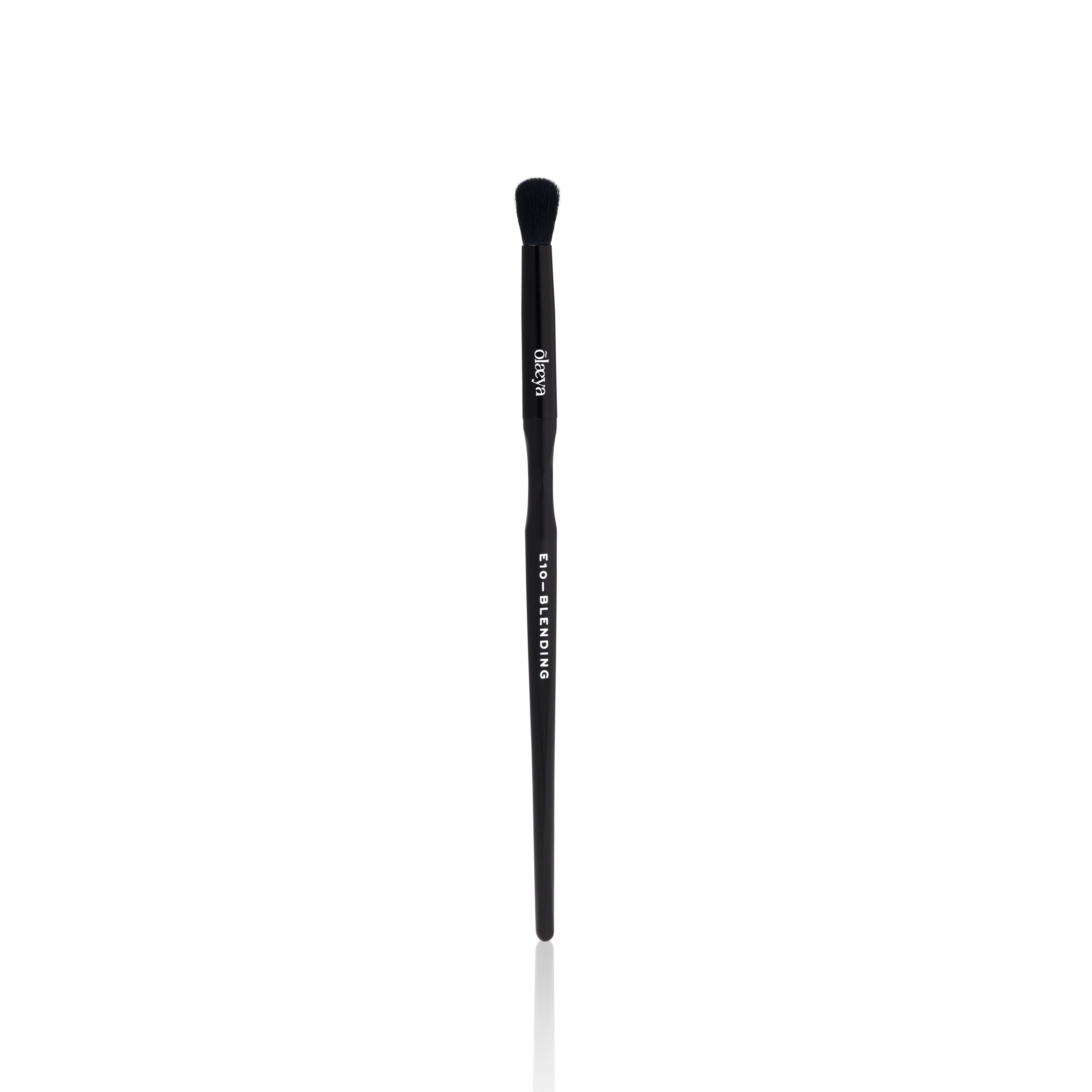 Pinceau estompeur Ergoglam Brush E10-BLENDING Black Edition Olaeya sur fond blanc
