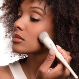 Utilisation du pinceau fond de teint Ergoglam Brush F5-FOUNDATION beige Olaeya