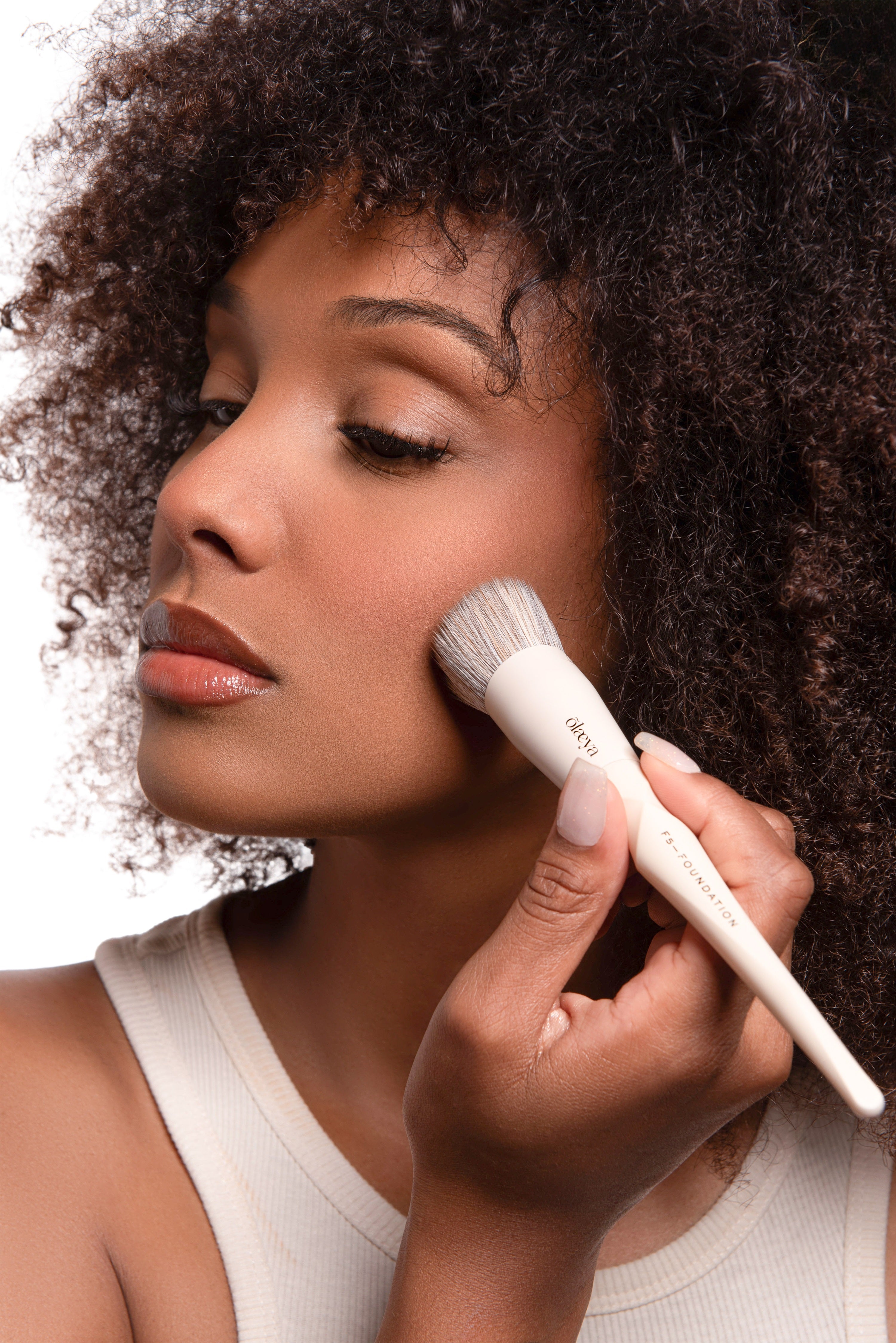 Utilisation du pinceau fond de teint Ergoglam Brush F5-FOUNDATION beige Olaeya