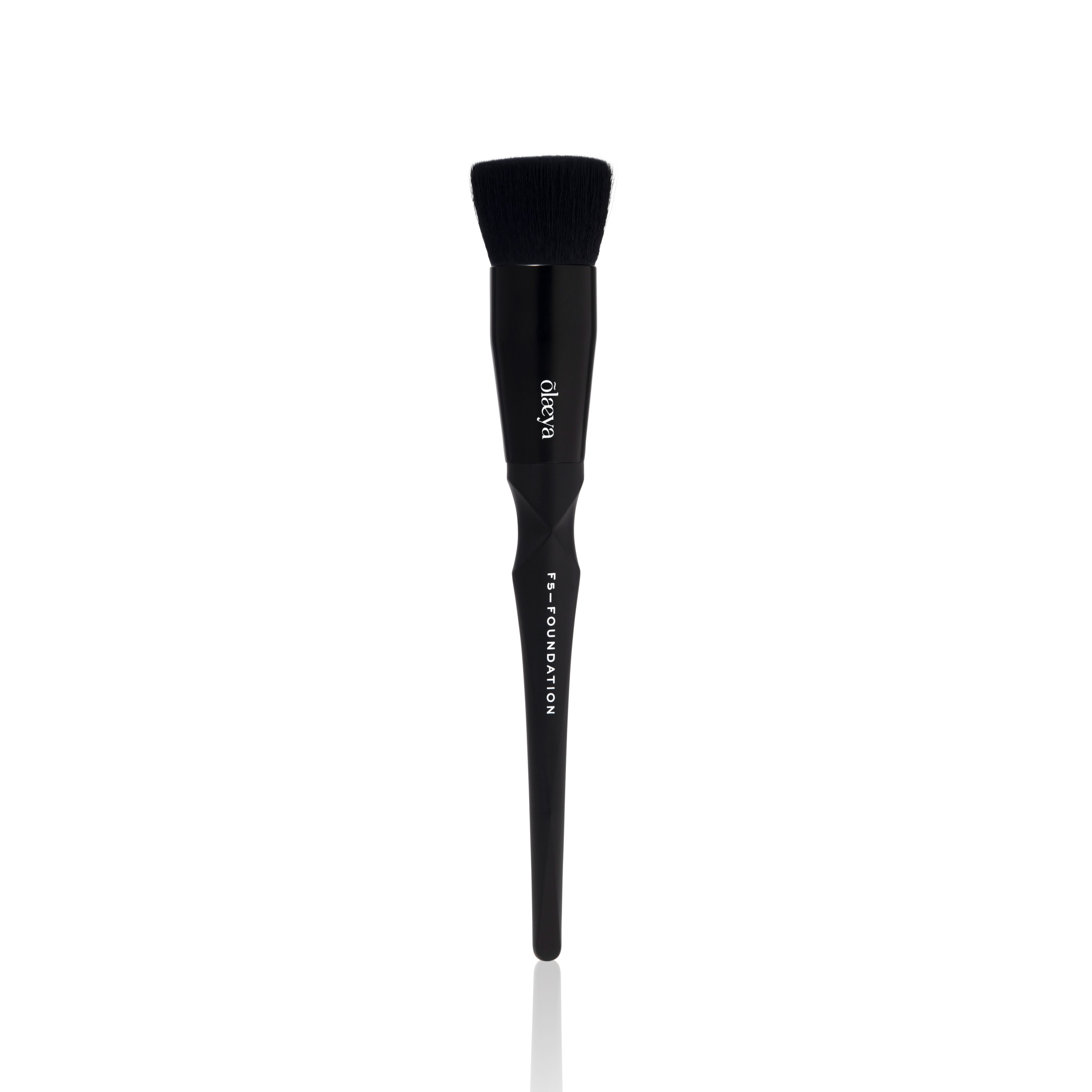 Pinceau fond de teint Ergoglam Brush F5-FOUNDATION Black Edition Olaeya sur fond blanc