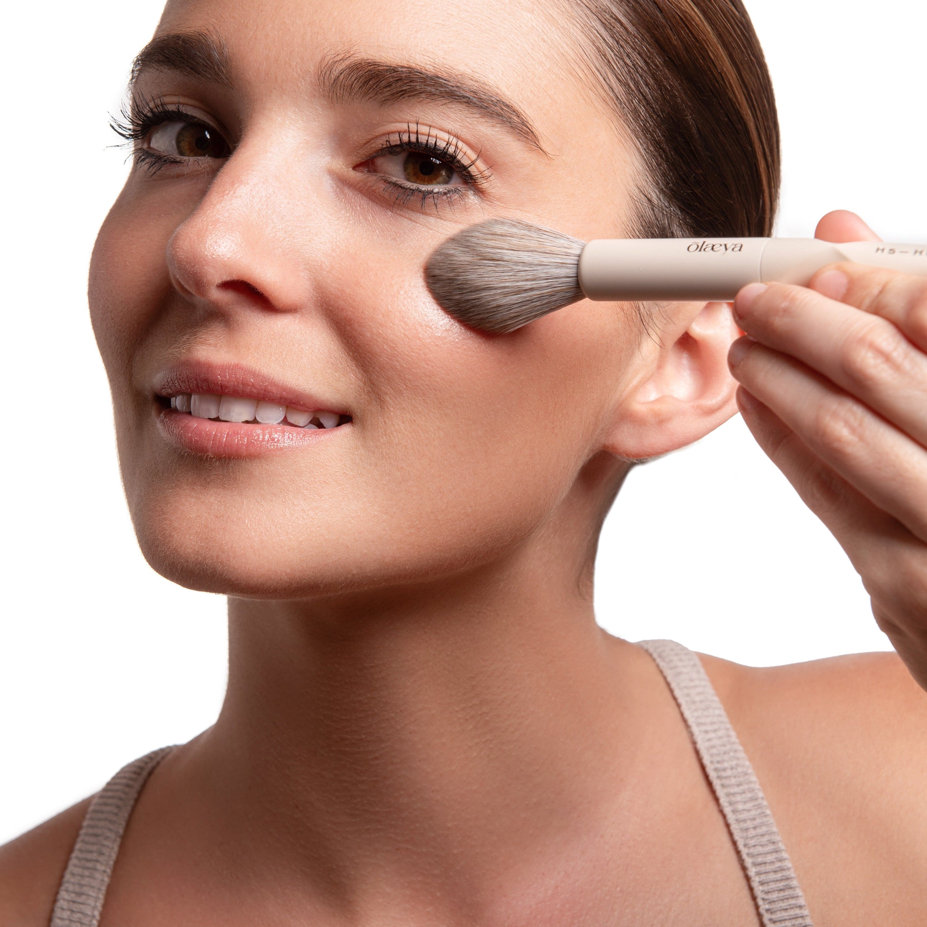 Utilisation du pinceau highlighter Ergoglam Brush H5-HIGHLIGHTER beige Olaeya
