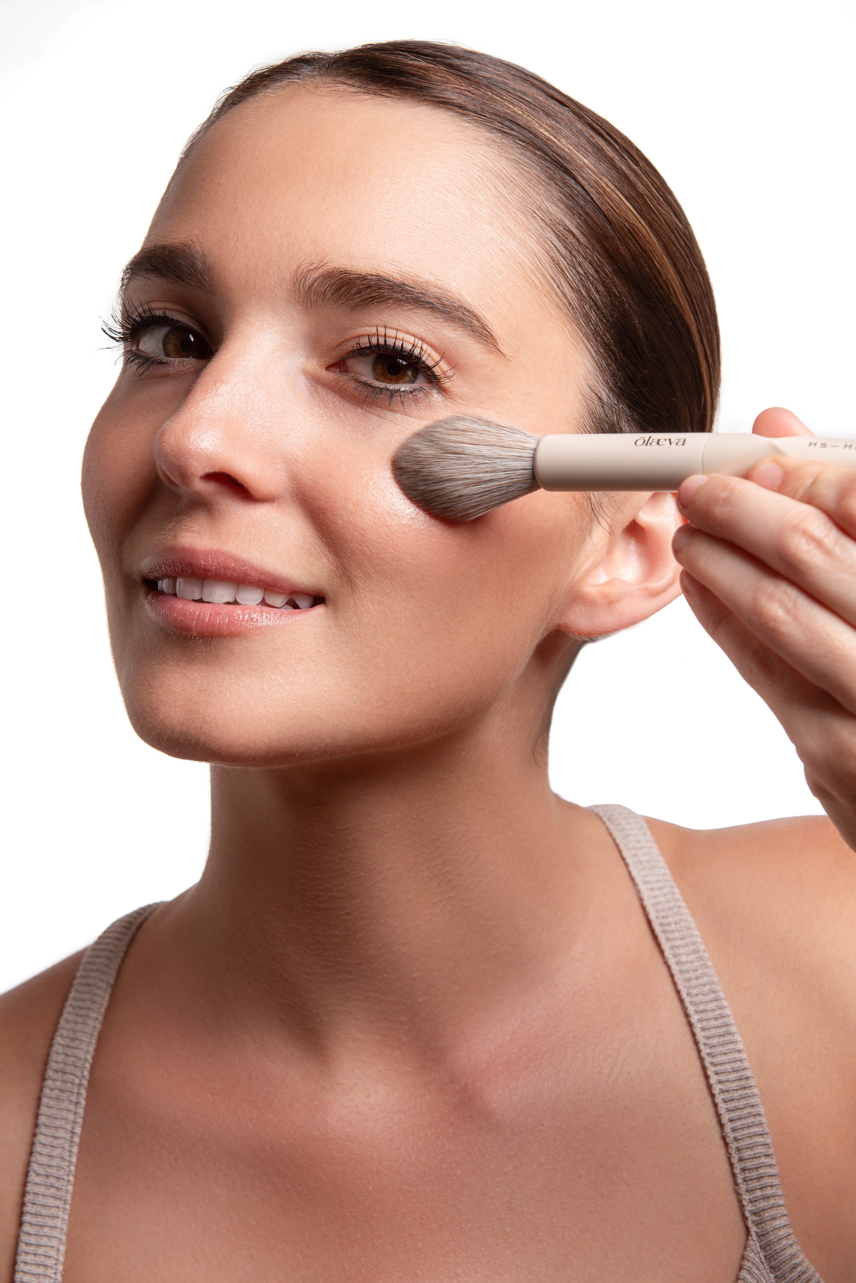 Utilisation du pinceau highlighter Ergoglam Brush H5-HIGHLIGHTER beige Olaeya