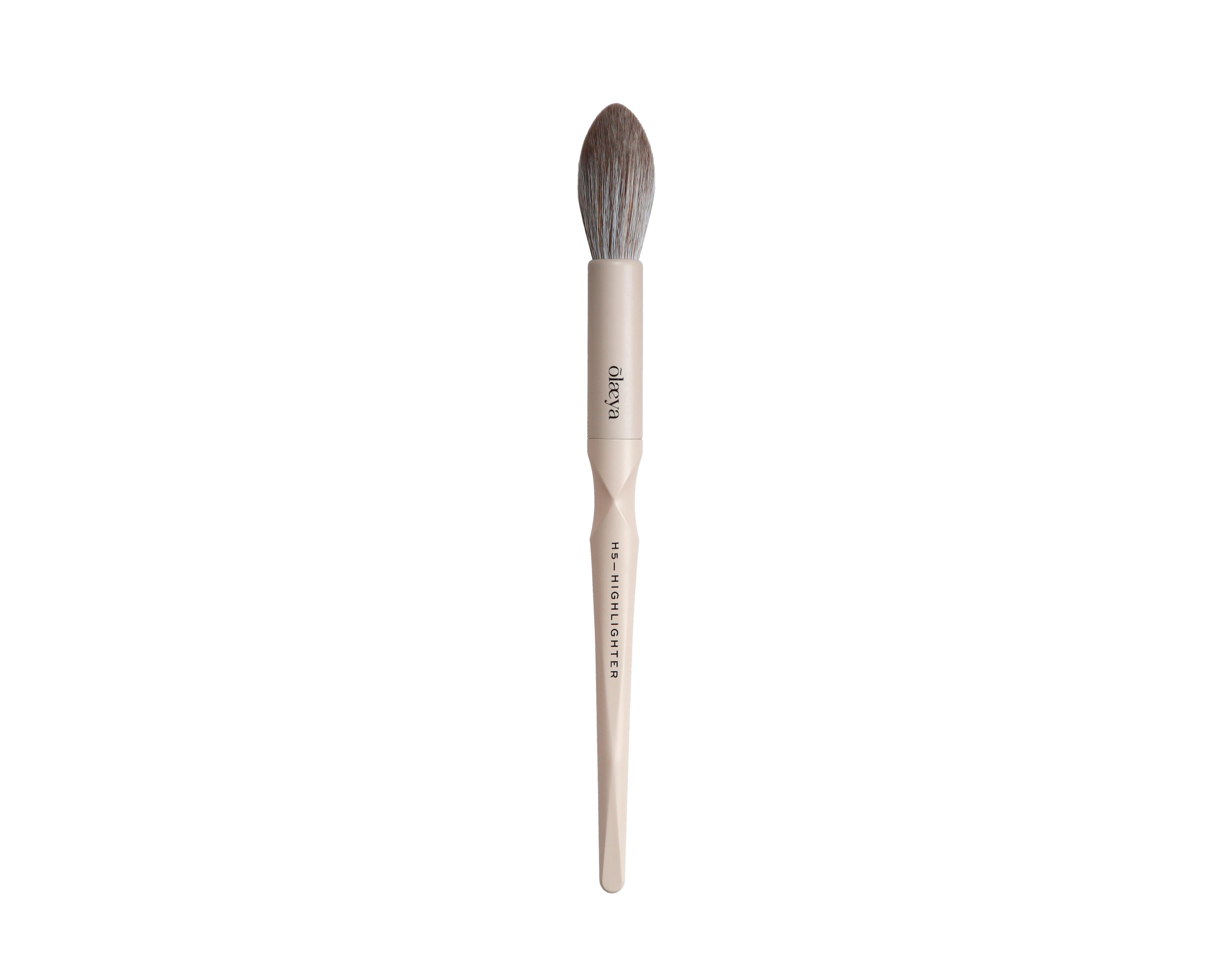 Pinceau highlighter Ergoglam Brush H5-HIGHLIGHTER beige Olaeya sur fond blanc