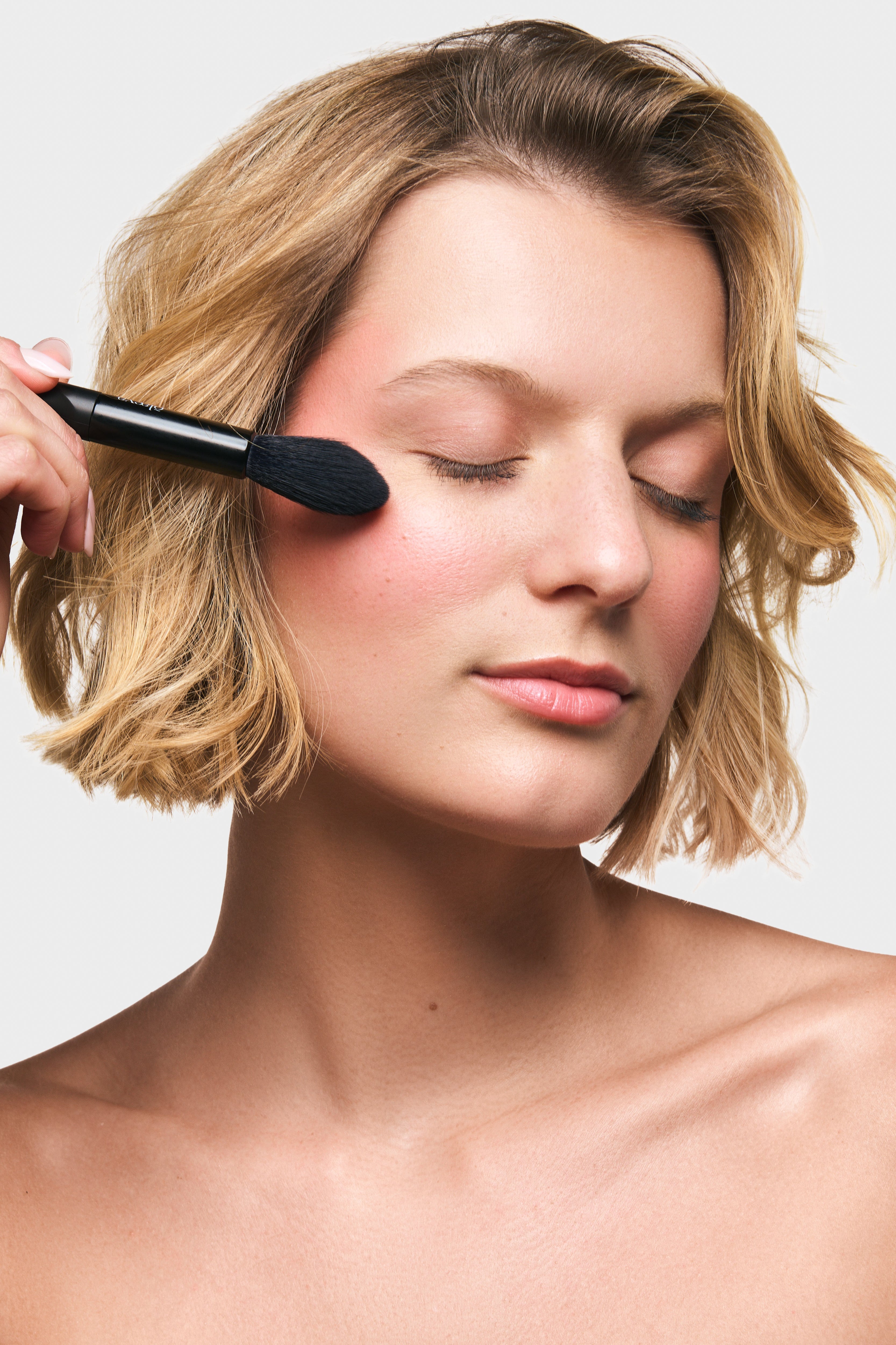 Utilisation du pinceau highlighter Ergoglam Brush H5-HIGHLIGHTER Black Edition Olaeya