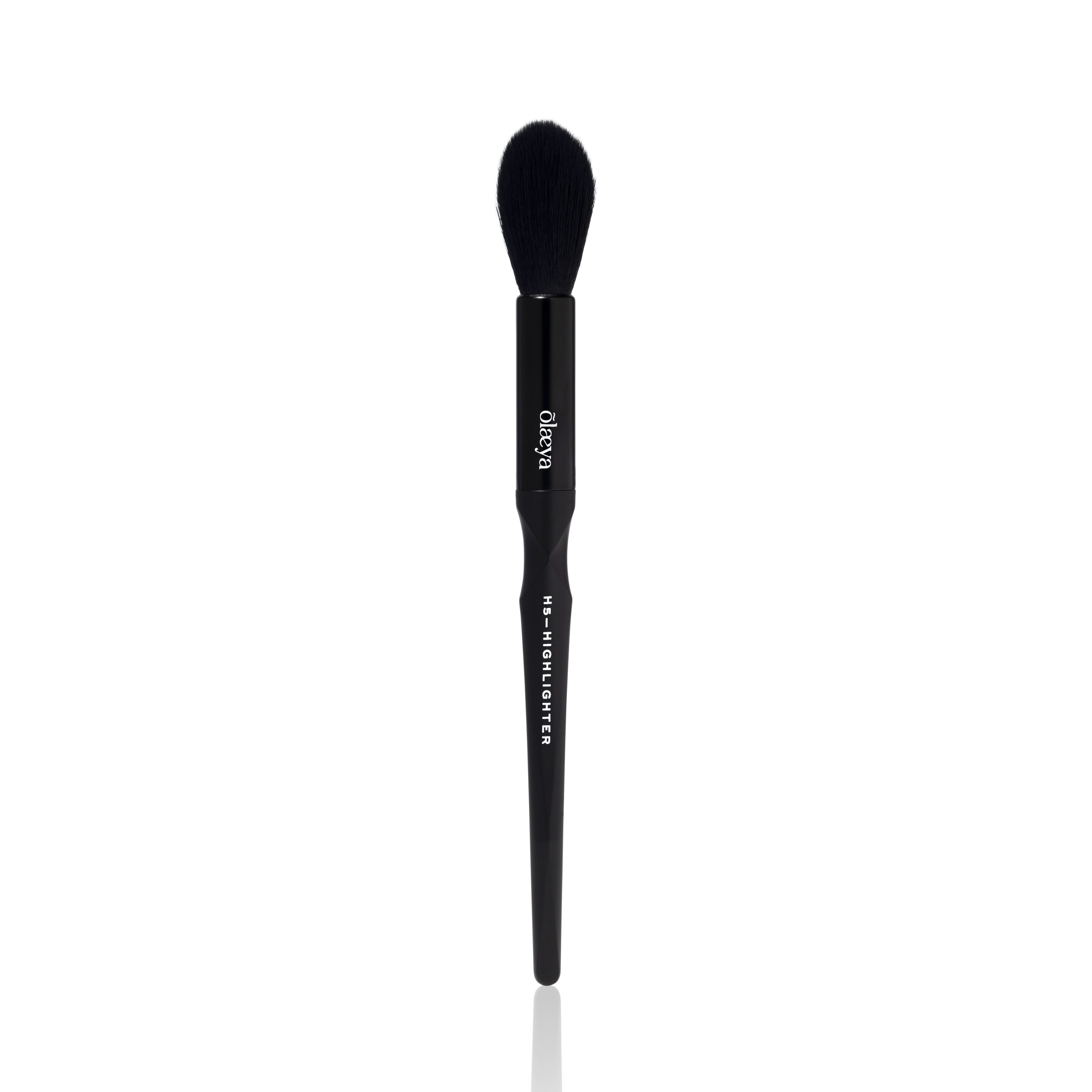 Pinceau highlighter Ergoglam Brush H5-HIGHLIGHTER Black Edition Olaeya sur fond blanc