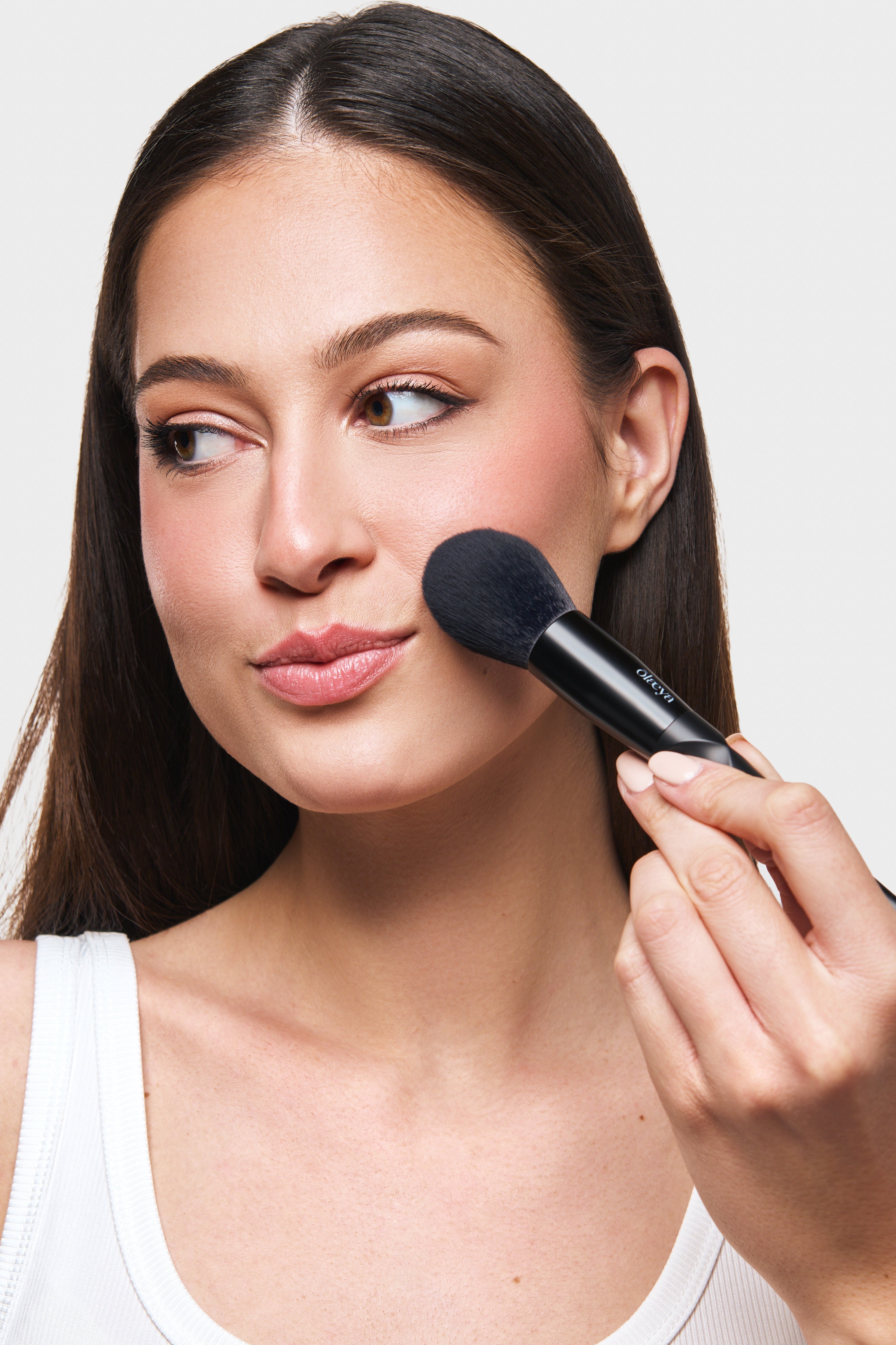 Utilisation du pinceau poudre Ergoglam Brush P5-POWDER Black Edition Olaeya