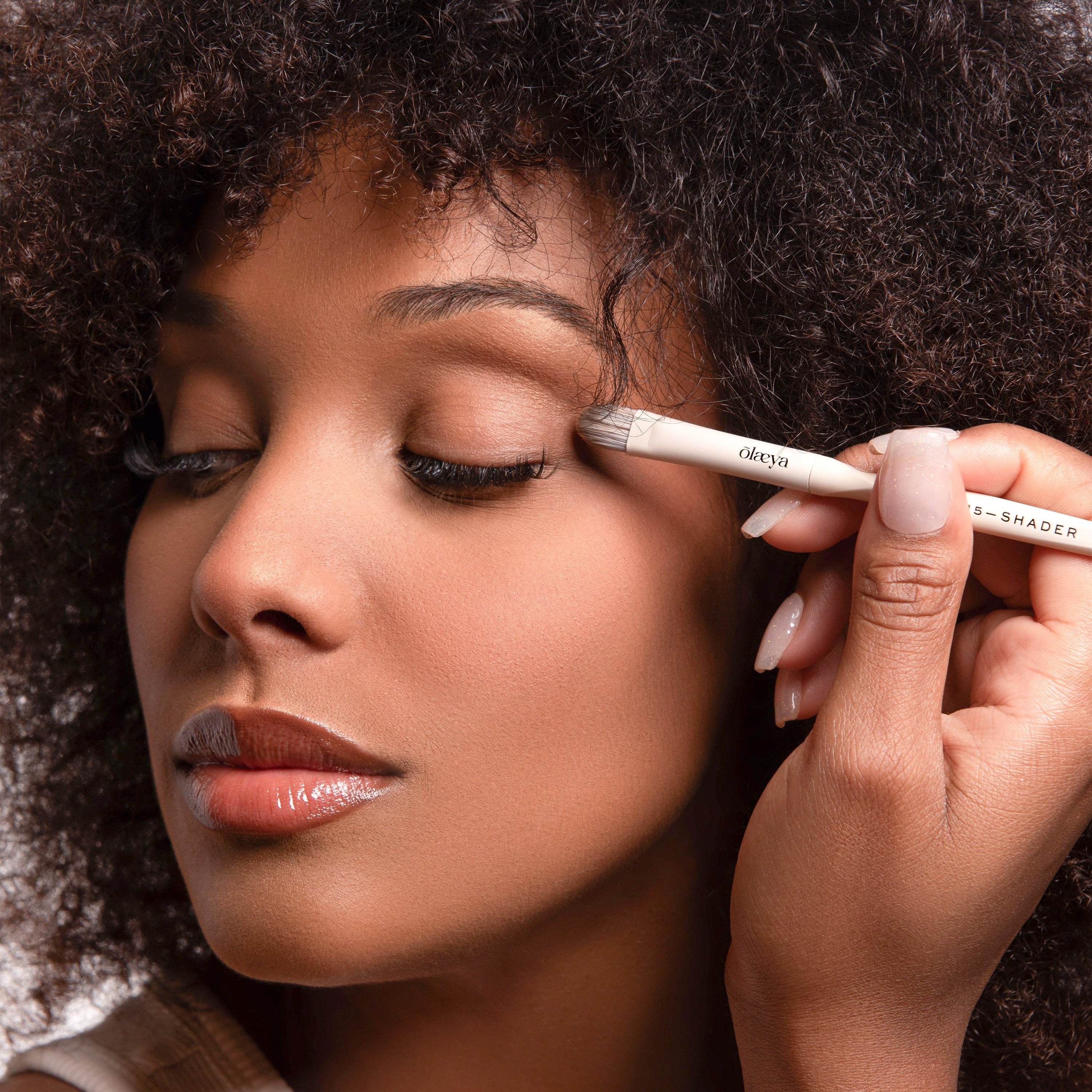Pinceau shader Ergoglam E15 beige Olaeya utilisation