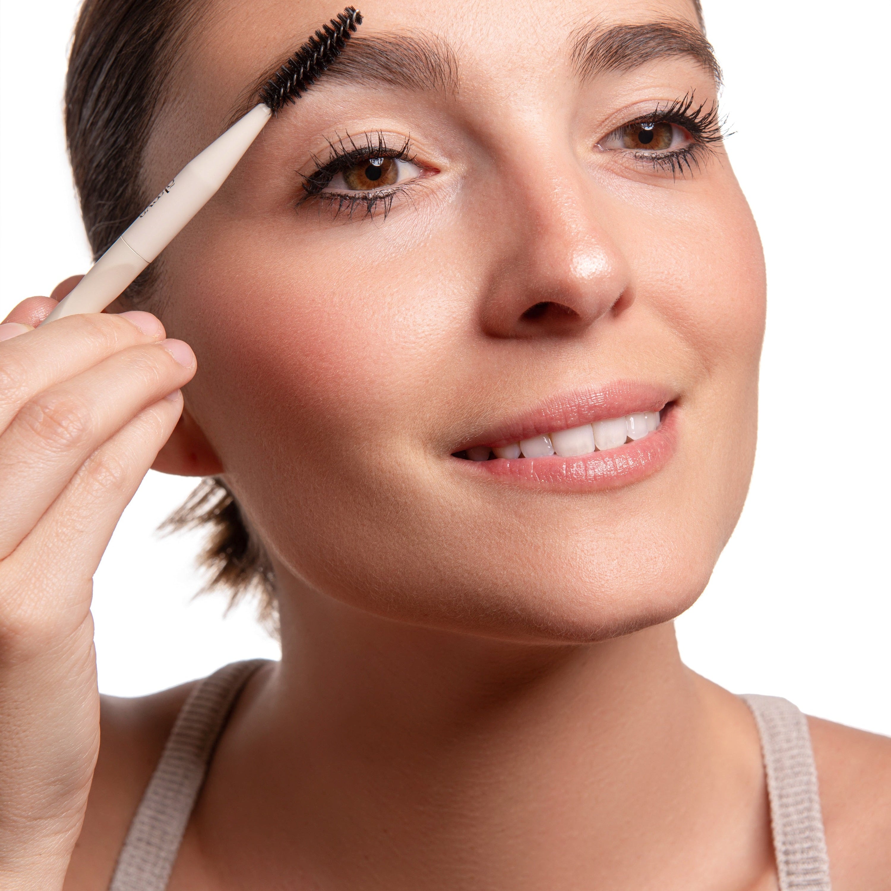 Utilisation du pinceau sourcils Ergoglam Brush B65-BROW beige Olaeya