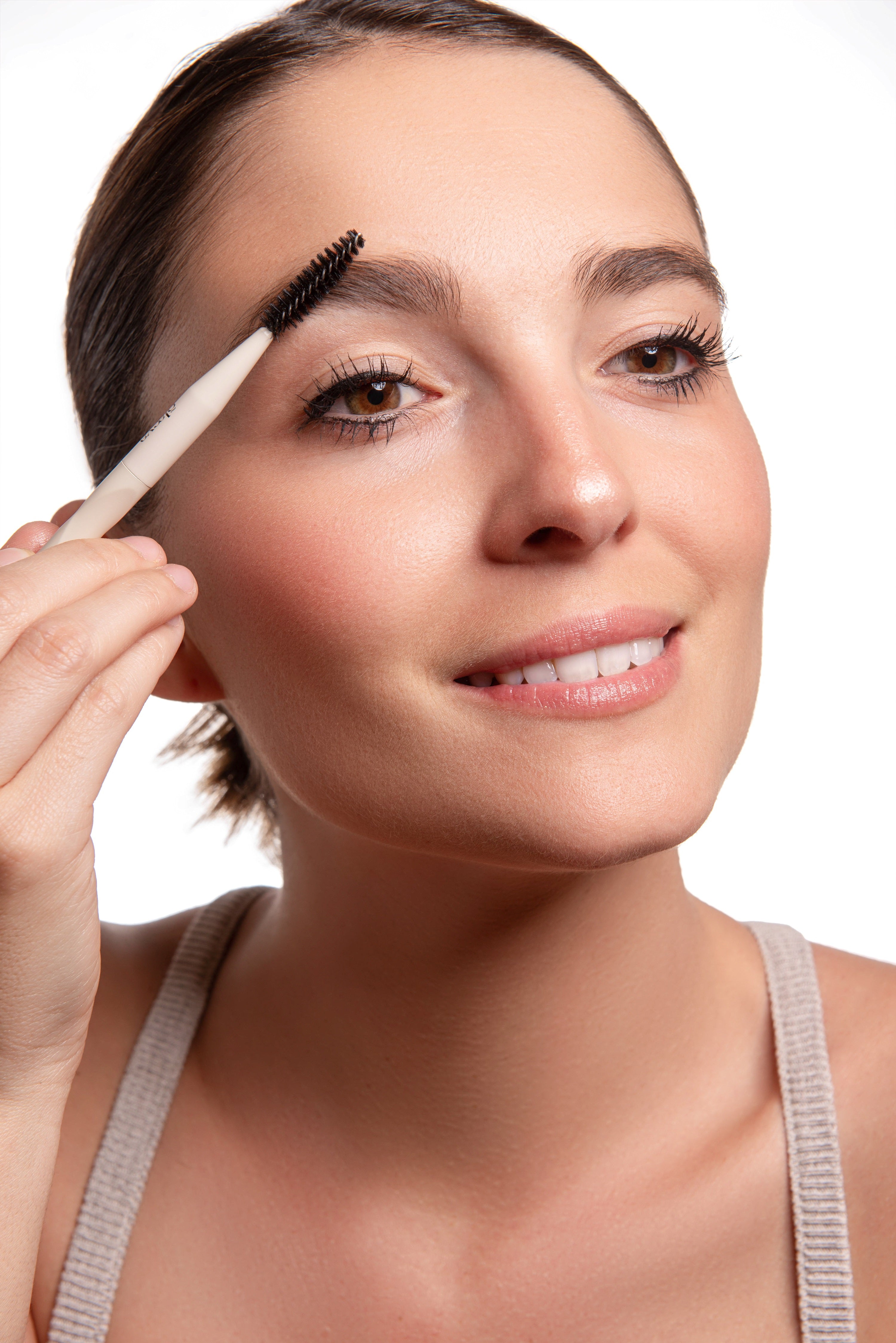 Utilisation du pinceau sourcils Ergoglam Brush B65-BROW beige Olaeya