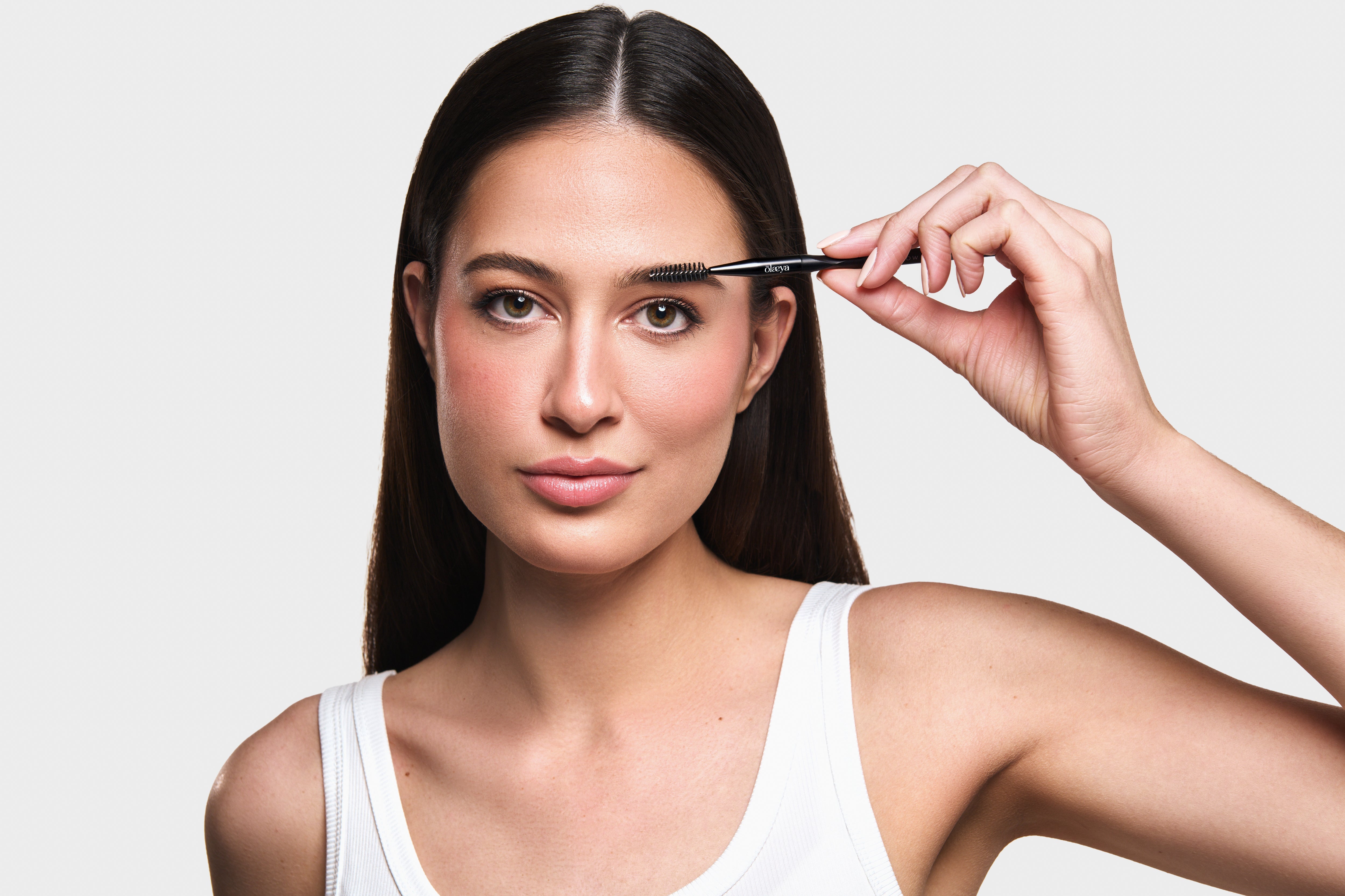 Utilisation du pinceau sourcils Ergoglam Brush B65-BROW Black Edition Olaeya